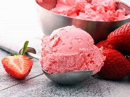 Рецепта Домашен ягодов сладолед с кондензирано мляко и сметана
